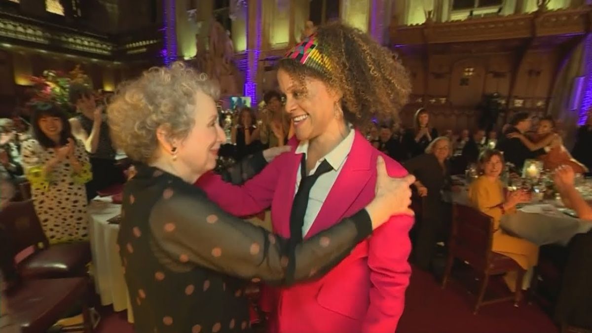 Margaret Atwood y Bernardine Evaristo comparten el premio Booker.