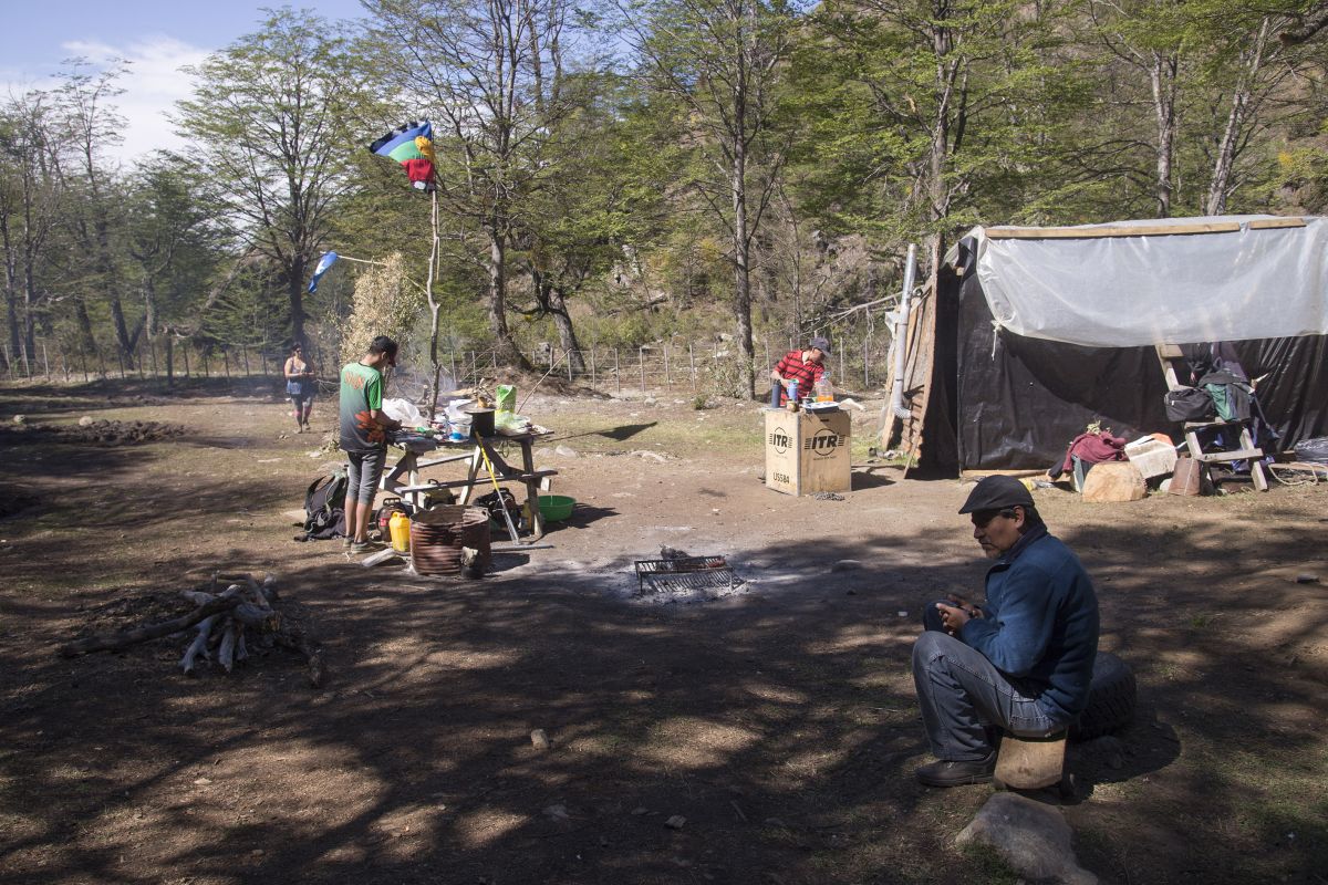 Los miembros de la comunidad Buenuleo ocupan desde el 10 de septiembre de 2019 el lote en litigio con privados, en el cerro Ventana. (Foto: Marcelo Martínez)