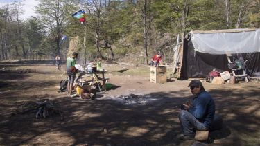 Los miembros de la comunidad Buenuleo ocupan desde el 10 de septiembre de 2019 el lote en litigio con privados, en el cerro Ventana. (Foto: Marcelo Martínez)