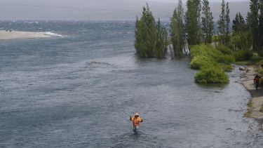 La temporada de pesca deportiva inicia el 1 de noviembre. Uno de los lugares predilectos es el río Limay. Foto: Archivo