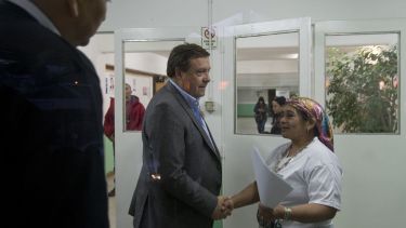 El gobernador Alberto Weretilneck se reunió con referntes mapuches en Bariloche. Foto: Marcelo Martínez