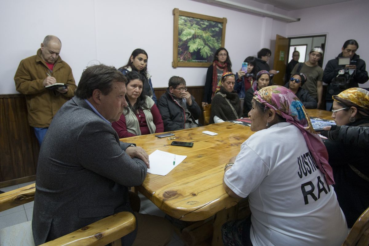El gobernador Alberto Werertilneck recibió a las mujeres mapuches esta noche de miércoles en el Centro Administrativo de Bariloche. (Foto: Marcelo Martínez) 