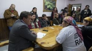 Weretilneck intercederá para evitar el desalojo de la comunidad mapuche Buenuleo