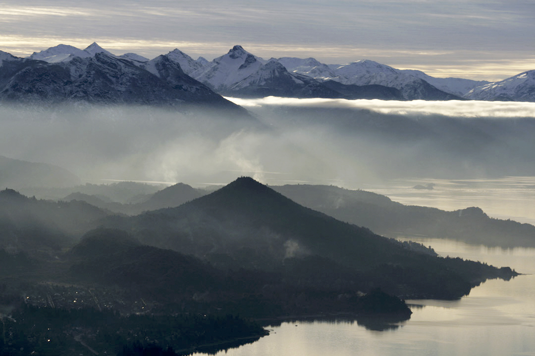 Los paisajes de Bariloche en verano se ven potenciados con el cordón montañoso. Archivo