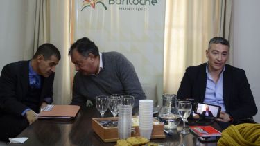 El intendente Gustavo Gennuso le habla al oído a Dario Tropeano, abogado contratado por el caso OPS. Lejos el secretario de Hacienda, Diego Quintana. Foto: Alfredo Leiva