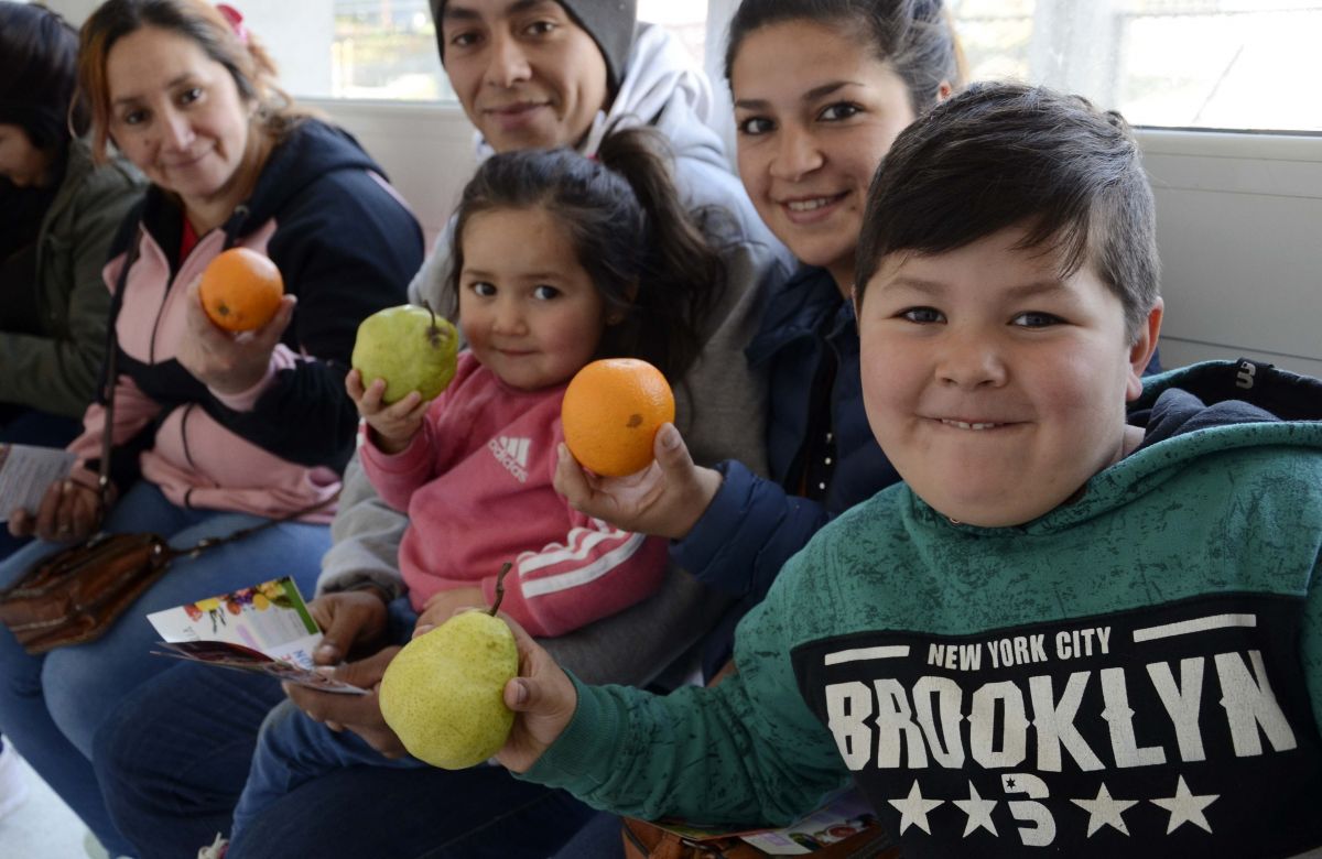 Niños y padres que esperan su consulta en el hospital Bariloche recibieron frutas frescas. Foto: Alfredo Leiva