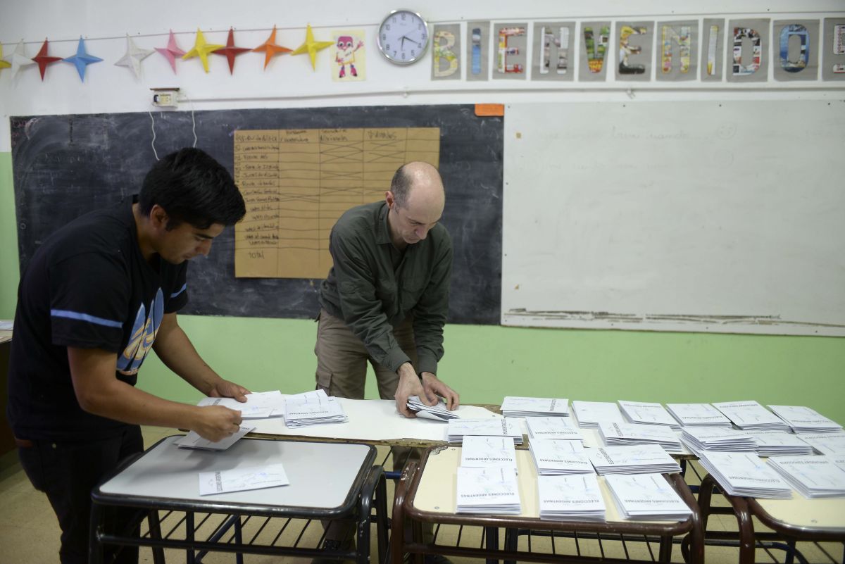 Las autoridades de mesa en una escuela de Bariloche comienzan el recuento de votos. Foto: Alfredo Leiva