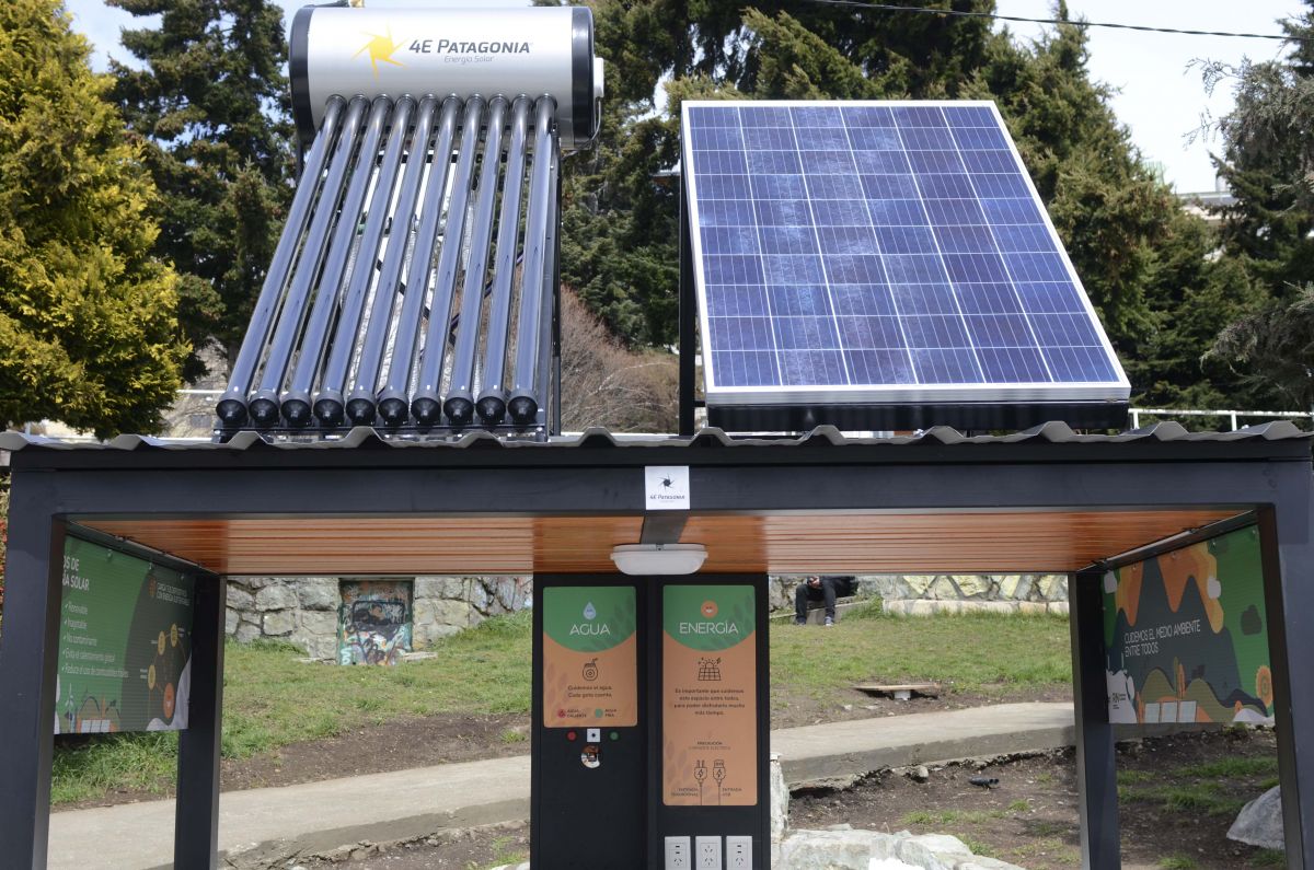 El dispositivo con energía solar en la costanera de Bariloche permite cargar celulares y calentar agua. Foto: Alfredo Leiva