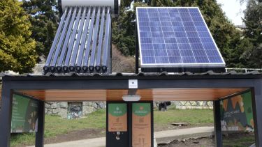 El dispositivo con energía solar en la costanera de Bariloche permite cargar celulares y calentar agua. Foto: Alfredo Leiva