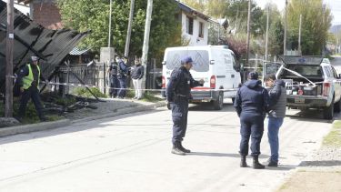Un hombre mayor murió al no poder escapar del incendio de su casa en Bariloche. Foto: Alfredo Leiva
