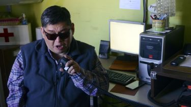 Javier Maldonado, quedó ciego a los 13 años y hoy es cuartelero en un cuartel de bomberos de Bariloche. Foto: Alfredo Leiva