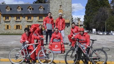 Los repartidores en bicicleta se juntaron hoy en el Centro Cívico de Bariloche. Foto: Alfredo Leiva