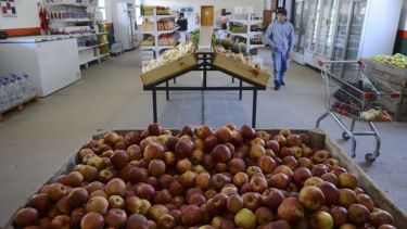 Un especialista de Córdoba construye la sala en el Mercado Comunitario municipal. (Foto Archivo)
