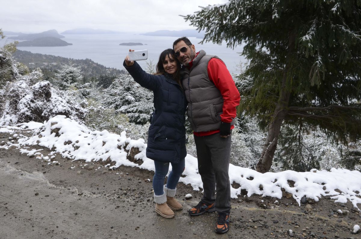 Ayer con la nevada, una pareja se fotografiaba en el camino al cerro Otto. Foto: Alfredo Leiva