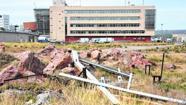 Están tratando de fertilizar la tierra para poder parquizar.