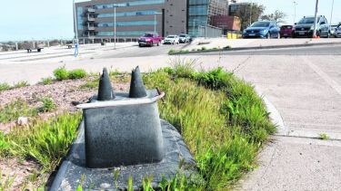 En algunos sectores, los bancos de cemento están rotos. 