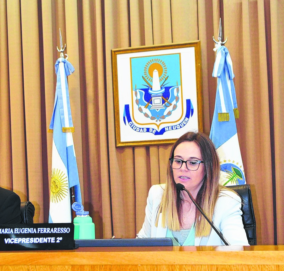 La sesión  fue presidida por la concejal del MPN María Eugenia Ferraresso 