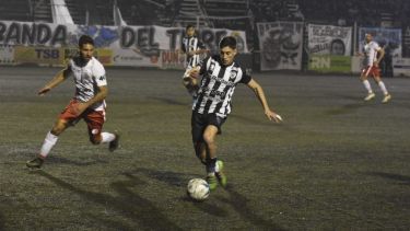 El volante alternó buenas y malas ante Huracán. Se lamentó haber fallado una chance clara. (Foto: Juan Thomes)