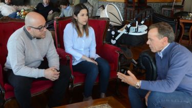 El director nacional de Migraciones Horacio García se entrevistó con la pareja de médicos venezolanos que trabaja en el hospital de Comallo. (Foto: Alfredo Leiva)