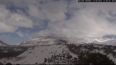 Así estaba esta mañana el volcán Copahue según el registro de las cámaras de la Optic. (Gentileza).-