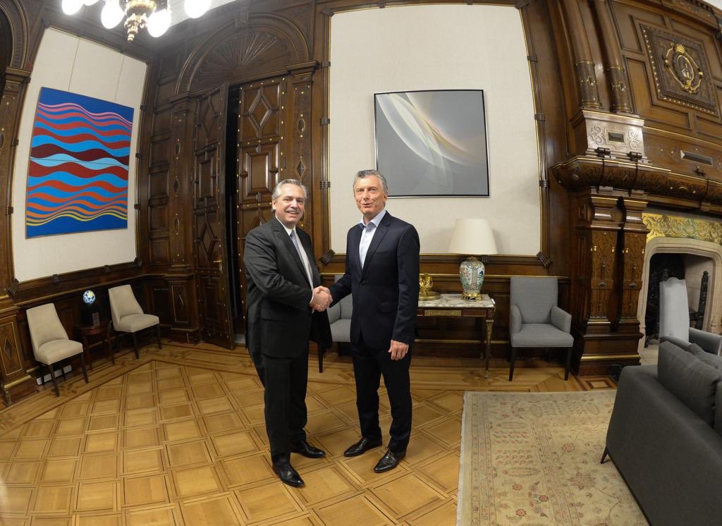  Alberto Fernández y Mauricio Macri, ayer en el despacho presidencial. Una imagen histórica.