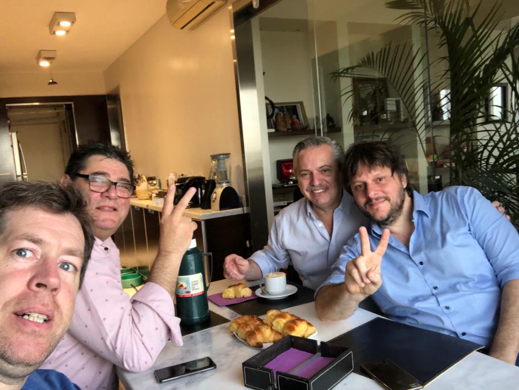 En el día de la elección, Fernández desayunó con amigos.