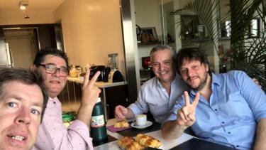 En el día de la elección, Fernández desayunó con amigos.