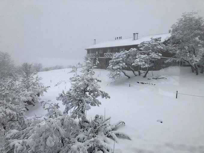 La nieve cubrió parte del cerro Chapelco en San Martín de los Andes. (Gentileza FM Del Lago).-