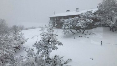 La nieve cubrió parte del cerro Chapelco en San Martín de los Andes. (Gentileza FM Del Lago).-
