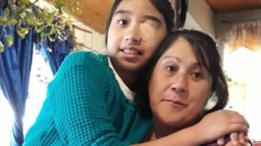 Fernanda junto a su familia espera respuestas para seguir con el tratamiento que lo permite mejorar su calidad de vida. (Foto: gentileza)