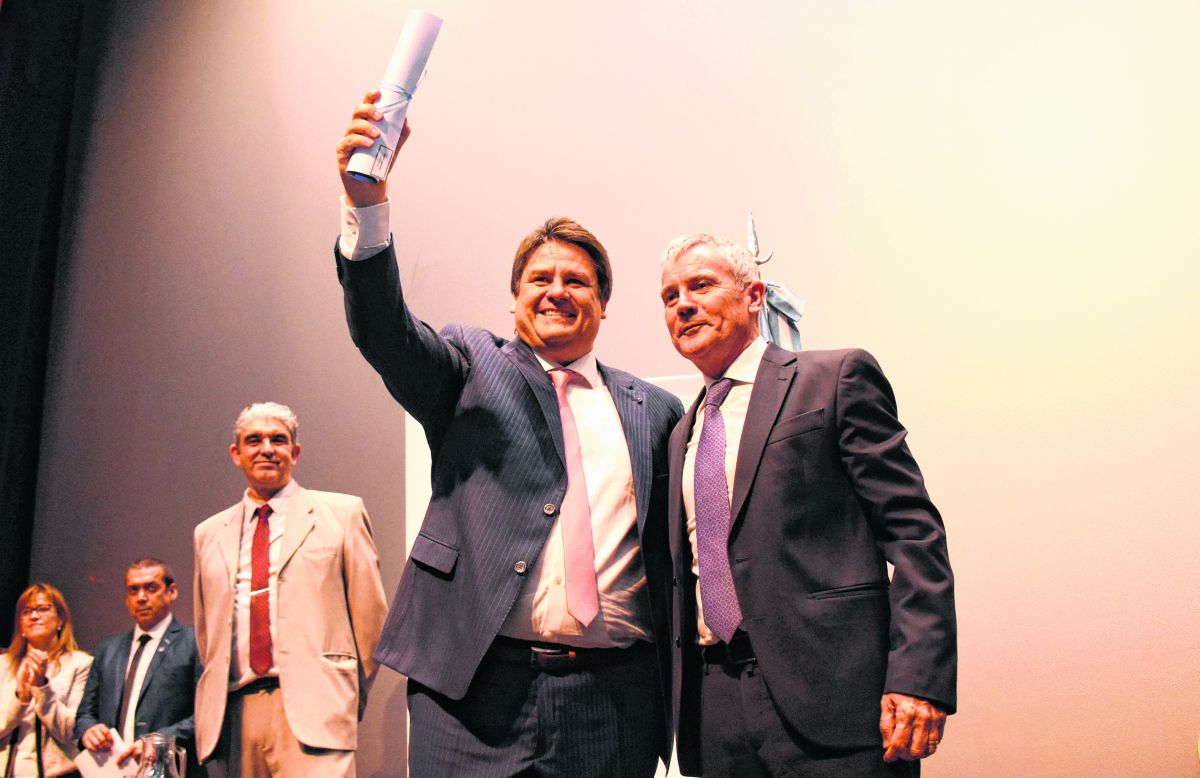 El vocal de la junta electoral, Evaldo Moya, entregó el diploma al intendente electo Mariano Gaido.