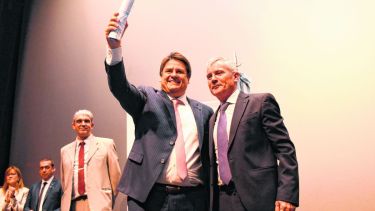 El vocal de la junta electoral, Evaldo Moya, entregó el diploma al intendente electo Mariano Gaido.