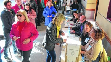 La provincia de Neuquén elige tres senadores y dos diputados.