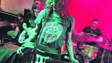 El último roquero. Cacho Lobello luce en escena (y debajo de ella) como lo que siempre fue y será.