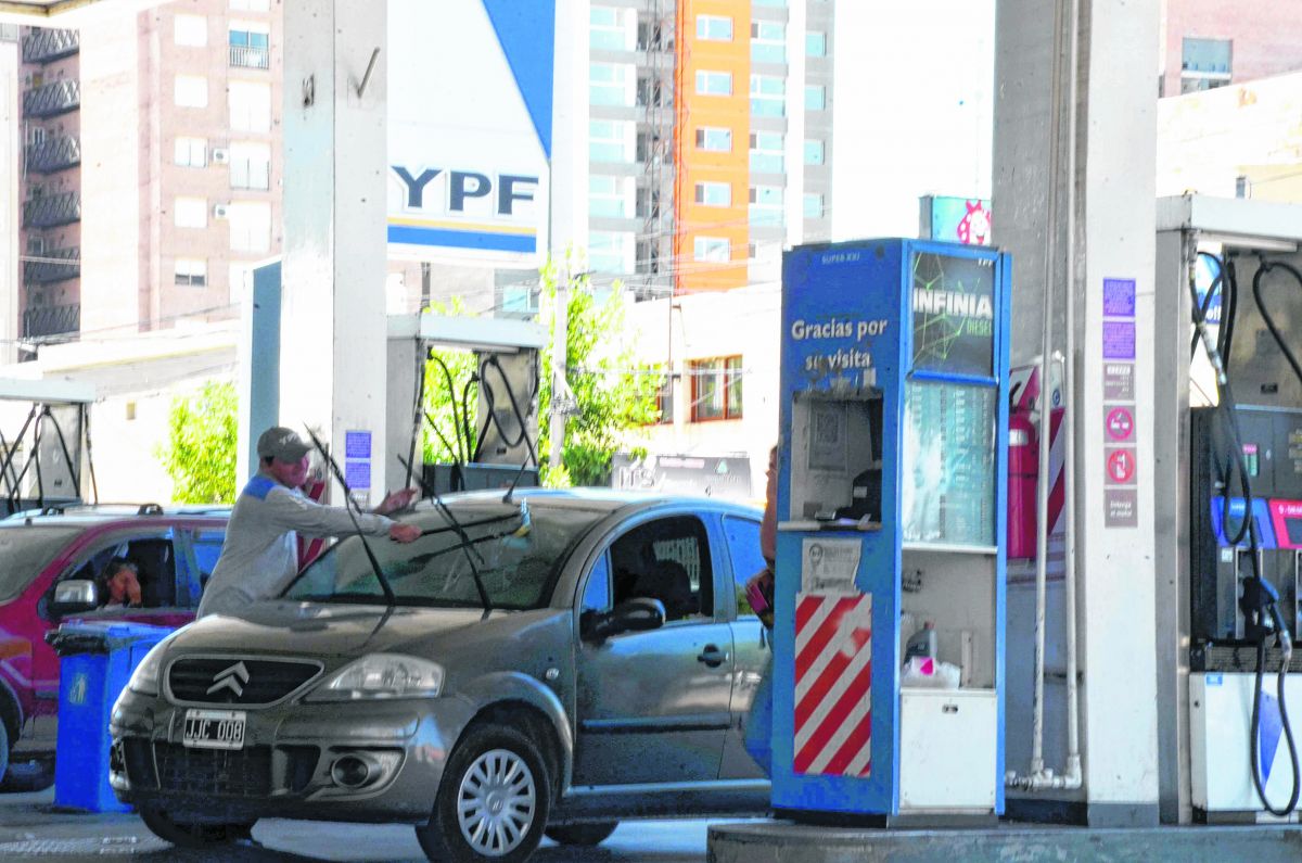 La petrolera de bandera YPF aumentó el precio de los combustibles casi al doble del tope acordado con Nación.