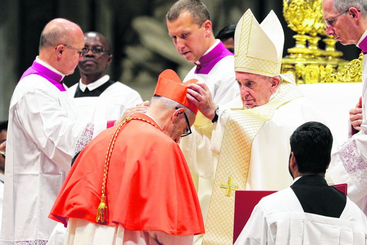 Francisco, ayer, en la ceremonia que ofició en la Basílica de San Pedro, en el Vaticano. 