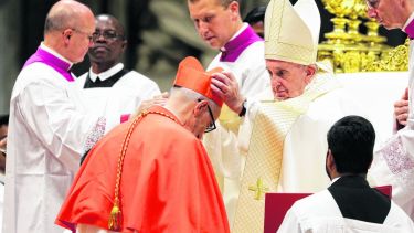 Francisco, ayer, en la ceremonia que ofició en la Basílica de San Pedro, en el Vaticano. 