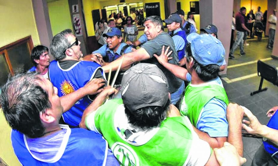 Diciembre del 2016. Aguiar y Báez enfrentando a policías en el hall de ingreso al municipio de Roca.