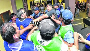 Diciembre del 2016. Aguiar y Báez enfrentando a policías en el hall de ingreso al municipio de Roca.