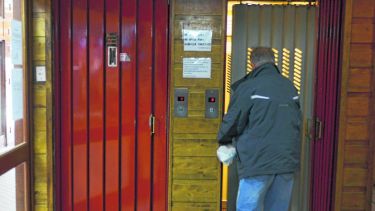 Las puertas de tablillas son más seguras que las “tijera”.  Foto: Alfredo Leiva