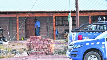 La vivienda del barrio Central de Plaza Huincul donde se habría producido la tragedia.  (Fernando Ranni).-