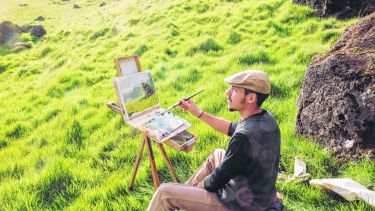 El artista de Villa La Angostura que recorre el mundo en bici pintando paisajes