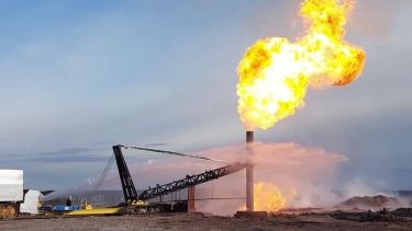 Uno de los primeros pasos fue asegurar una perforación contigua e instalar un caño de 32 pulgadas para elevar las llamas. 