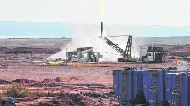 Las mangueras de enfriamiento están activas las 24 horas. Se montaron dos piletas para conducir el agua y reutilizarla. (Foto: Gentileza.-)