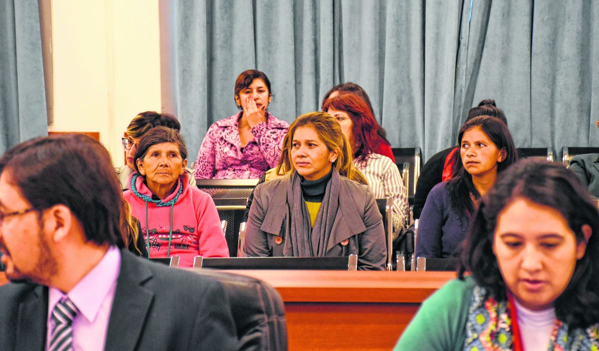 Olga Aguado (ubicada en el centro) fue la primera testigo del juicio. Asistió a todas las jornadas acompañada por su hermana y su mamá.
