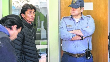 Báez en uno de las numerosos casos de tensión con la Policía.