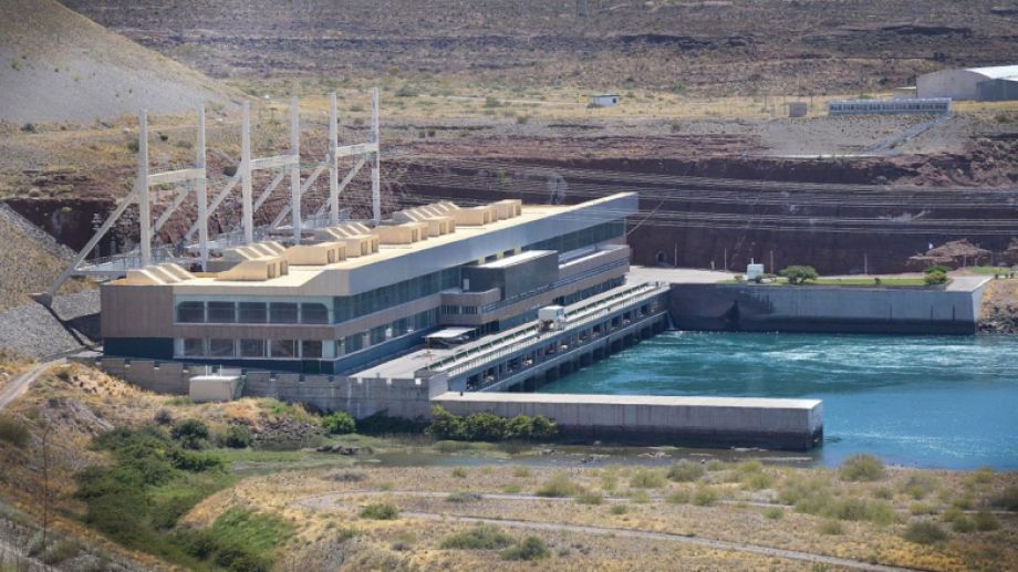 La potencia instalada de la represa El Chocón es de 1.000 MW, junto con la de Piedra del Águila y Alicurá son las tres centrales más potentes del país.