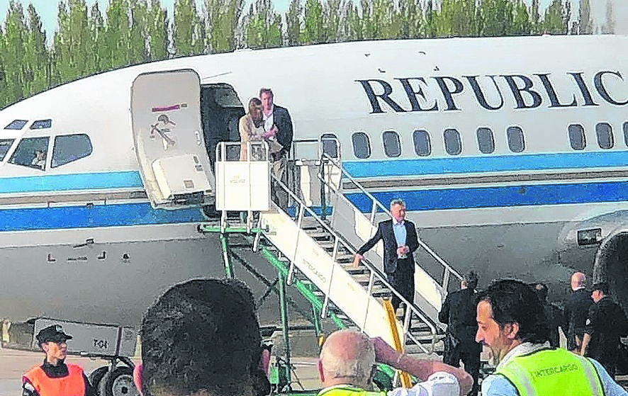 El presidente arribó a Neuquén en el avión oficial, pese a que se trató de una actividad de campaña. Foto: gentileza 24/7