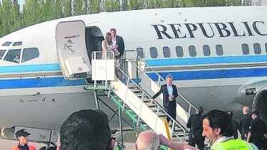 El presidente arribó a Neuquén en el avión oficial, pese a que se trató de una actividad de campaña. Foto: gentileza 24/7