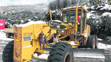Una motoniveladora de OPS trabaja en el despeje de la nieve durante el invierno.